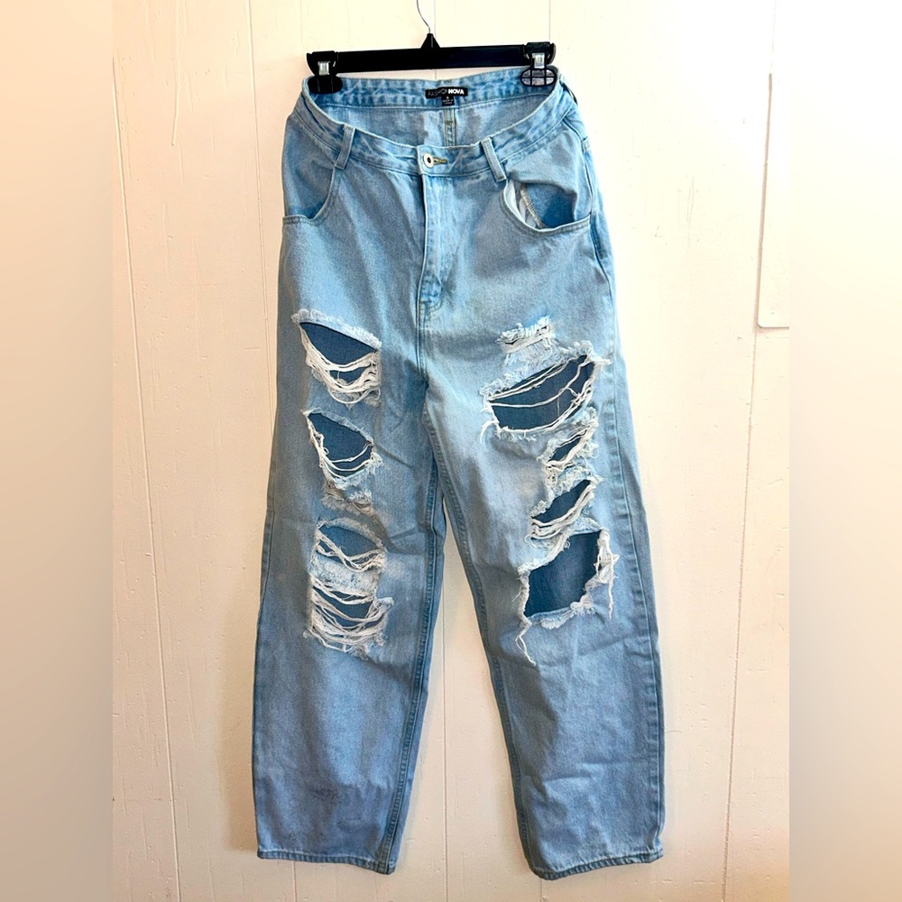Fashion Nova - size 9 - Distressed & wide legged